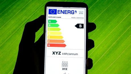 La nouvelle « étiquette énergie » pour les smartphones, une avancée en Europe critiquée en France