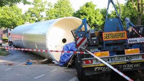 70-Tonnen-Röhre auf Straße gerollt - Deutschlands SCHWERSTER Unfall
