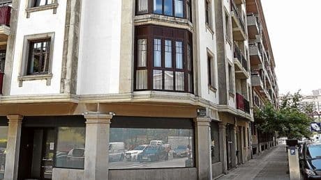 Ordenan cerrar un tanatorio de Las Arenas porque «mete olores» de los cadáveres en casa de los vecinos