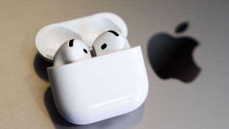 Brandweer zaagt treinstoelen los voor man die vastzit: verloren AirPod