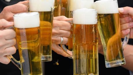 Glosse: Das Streiflicht: Zwei Bier? Das ist ein Anfang.  Aber für einen dauerhaften Frieden in der  Koalition wird es nicht reichen