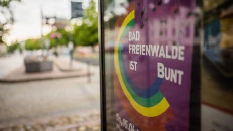 Angriff auf „Bad Freienwalde ist bunt“ – Polizei durchsucht Wohnung von Verdächtigem