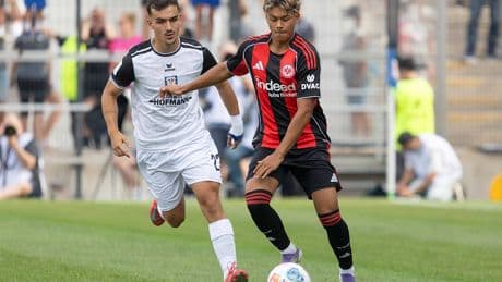 Er überrascht bei den Profis - Eintracht-Talent darf mit ins US-Trainingslager