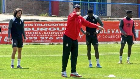 Víctor Valdés deja el Ávila un mes después de fichar como entrenador