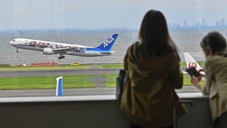 Man probeert nooddeur te openen tijdens vlucht, passagiers grijpen in: ’Het was doodeng’