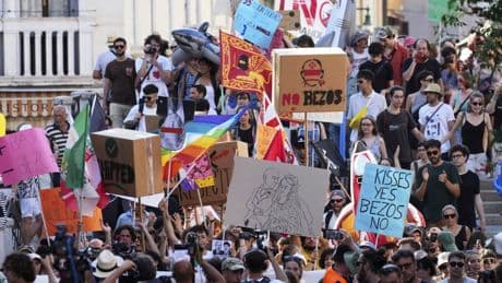 ‘Kisses yes, Bezos No,’ protesters say, as billionaire’s wedding bonanza divides Venice