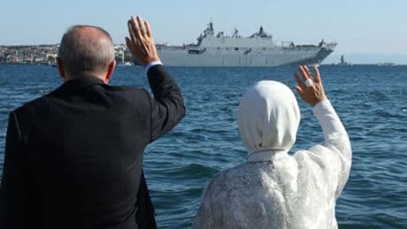 Cumhurbaşkanı Erdoğan, İstanbul Boğazı'ndan geçen gemileri selamladı