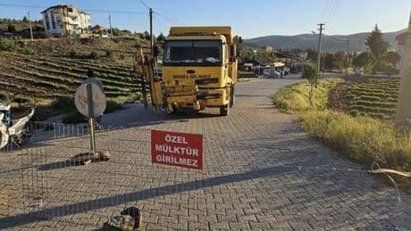 Burdur'da 'Tapulu arazim' diyerek yolu trafiğe kapattı