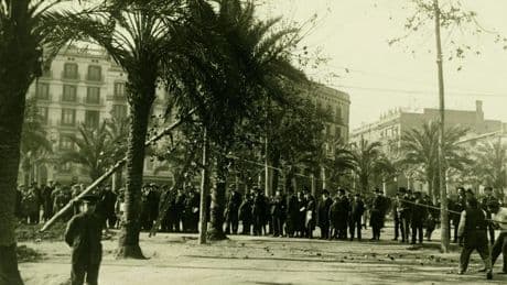 Una plaza Catalunya en obras atraía a los mirones