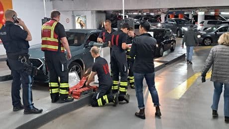 Sie steckten zwei Stunden fest - Feuerwehr befreit 60 Autofahrer aus Tiefgarage