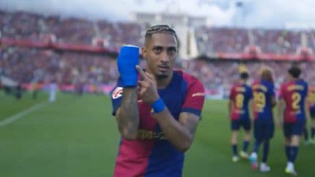 Raphinha responde a las acusaciones de dopaje por las vendas con una celebración con &#039;recadito&#039; en el clásico