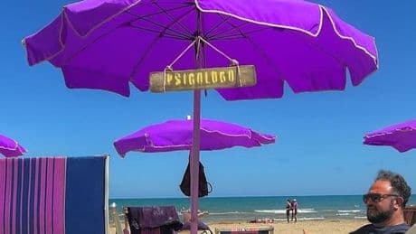 Alessandro Iacubino, lo psicologo in spiaggia. L?Ordine: «No agli show». Ma i balneari lo invitano
