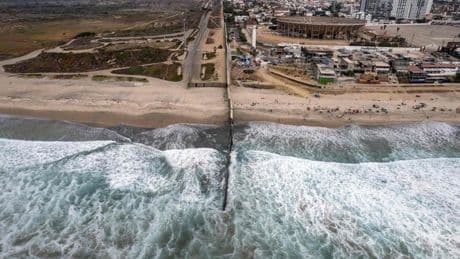 EEUU pinta de negro la valla fronteriza con México para elevar la temperatura y reducir el paso de migrantes