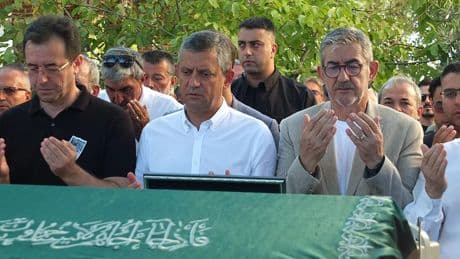 Özgür Özel, Burhaniye'de cenaze törenine katıldı