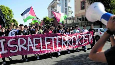 Ecco tutte le bugie che intossicano la piazza amica dell'islam radicale