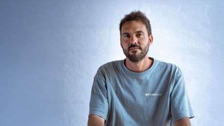 Salvador Lora, experto en viajes: “La comodidad absoluta cuando viajas puede adormecerte, mientras que un poco de incomodidad te despierta, te activa y te devuelve al presente”