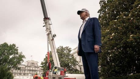 Prahlender US-Präsident: Trump präsentiert "beste Fahnenmasten der Welt" vor Weißem Haus