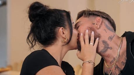 Langsam, aber intensiv! - Hier üben Mike und Leyla Knutschen