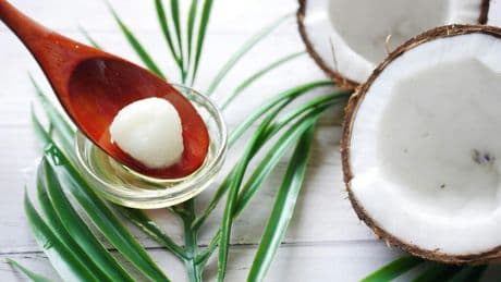 El nuevo ritual de TikTok empieza con una cucharada en ayunas: como el aceite de coco se volvió en la última tendencia de "adelgazar sin esfuerzo"