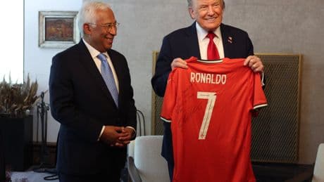 Foot : quand Donald Trump reçoit un maillot dédicacé de la part de Cristiano Ronaldo