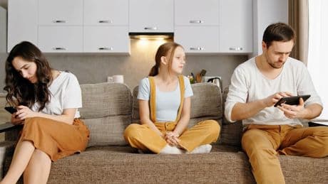 Zu viel aufs Handy gucken - So gefährlich ist „Phubbing“ für Ihr Kind