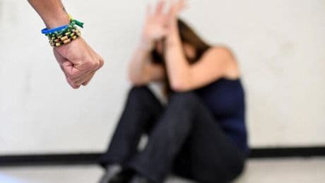 Calci e schiaffi alla compagna, ma mancano i referti in ospedale. Il giudice lo assolve: «Il fatto non sussiste»