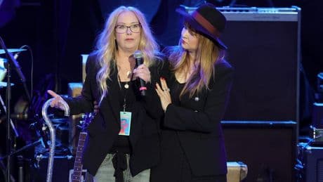 Christina Applegate (51) komt huis amper nog uit door MS: ’Iedere stap voelt alsof ik door naalden en lava loop’