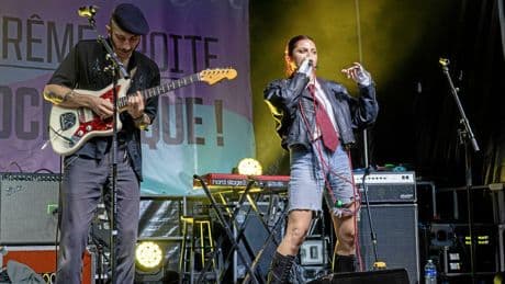 « Mon courage, sa honte » : une chanteuse agressée en plein concert finit seins nus