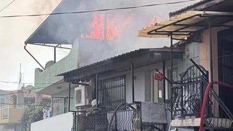 İzmir'de bir evde başlayen yangın çevredeki evlere sıçradı!