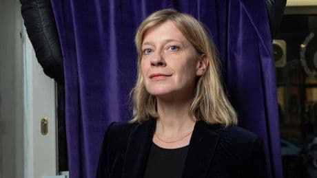 Romandebüt: Caroline Peters über Kinderlosigkeit: "Mütter waren mir gegenüber oft arrogant"