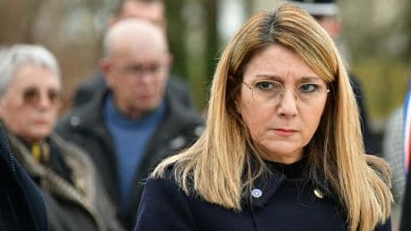 "Inacceptable": la ministre Patricia Mirallès saisit la justice après qu'un homme allume sa cigarette avec la flamme du Soldat inconnu