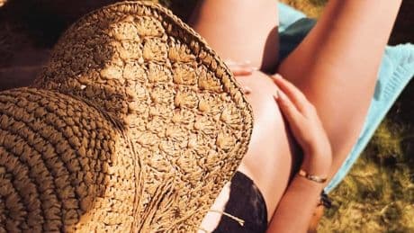 Karnı burnunda İrem Helvacıoğlu'ndan bikinili poz