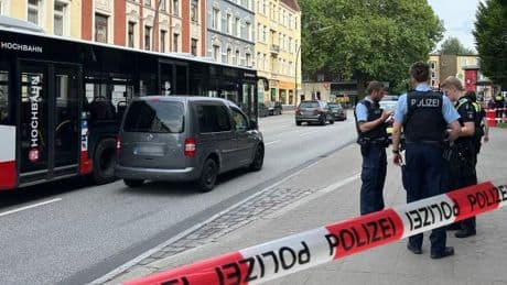 Raub in Hamburger Bus – Mehrere Menschen mit Verletzungen