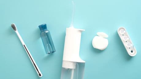 Zahnseide oder Munddusche: Was reinigt denn nun besser?