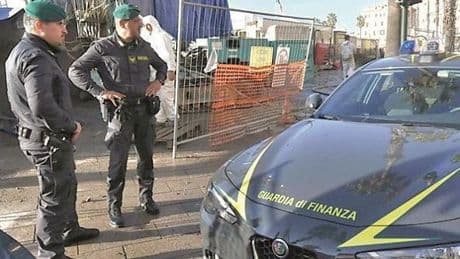 Camorra alla Spezia, sequestrati 670 mila euro. La Finanza scopre una villa con piscina