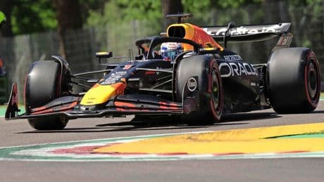 ’Driftende’ Max Verstappen komt niet verder dan zevende tijd in eerste training in Imola