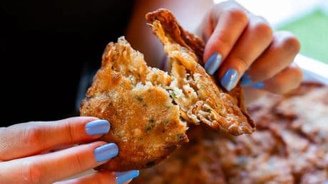 El bar más antiguo de Cádiz: abierto hace casi 300 años y especializado en tortillas de camarones