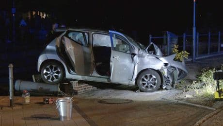 Zaun, Mauer und Baum gerammt - Ende einer Verfolgungsjagd in Ostfriesland