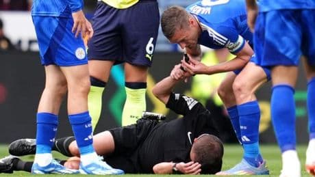 Schiedsrichter am Boden – Vardy stoppt mit Pfeife selbst das Spiel