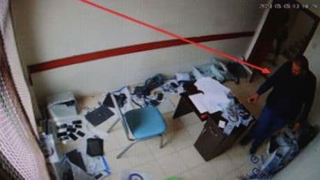 Depremde ölenlerin altınlarını zimmetine geçiren polis ihraç edildi