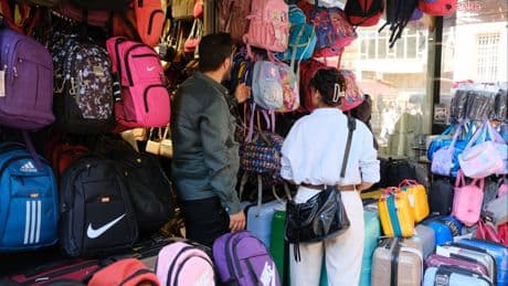 Okul alışverişi aileleri zorluyor: Çanta ve ayakkabılar cep yakıyor