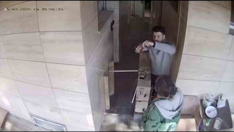 Tuvalette altın dolu kese buldu! Birine bile dokunmadan polise götürdü