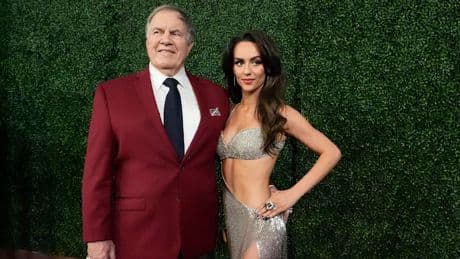 Plötzlich unterbricht sie ein Interview - Liebes-Rätsel um NFL-Legende (73) und seine Freundin (24)