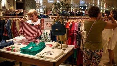 Arrancan las rebajas de verano en Bizkaia con descuentos de hasta el 50% y un clima que «acompaña»