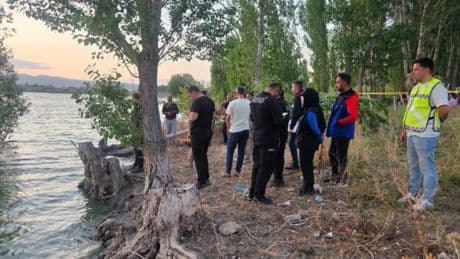 Serinlemek için girdiği barajda kayboldu