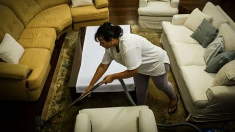 "Si je déclare ma femme de ménage, elle perd des aides": 1 prestation à domicile sur 2 est non-déclarée