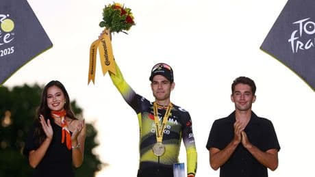 Van Aert beleeft hele speciale dag in Parijs: 'Bijzonder om hier weer te winnen'