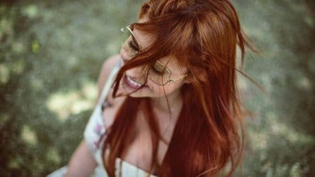 Come lavare spesso i capelli in estate secondo il dermatologo