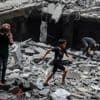 "Je vais continuer à me battre pour obtenir mon diplôme" : à Gaza, des jeunes continuent d'étudier au milieu des ruines, malgré les bombardements