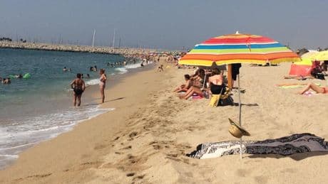 Mataró impulsa la prohibición de fumar en sus playas